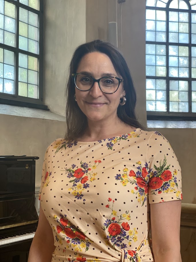 Sångerska som framför svenska eller engelska sånger på bröllop, dop och begravningar