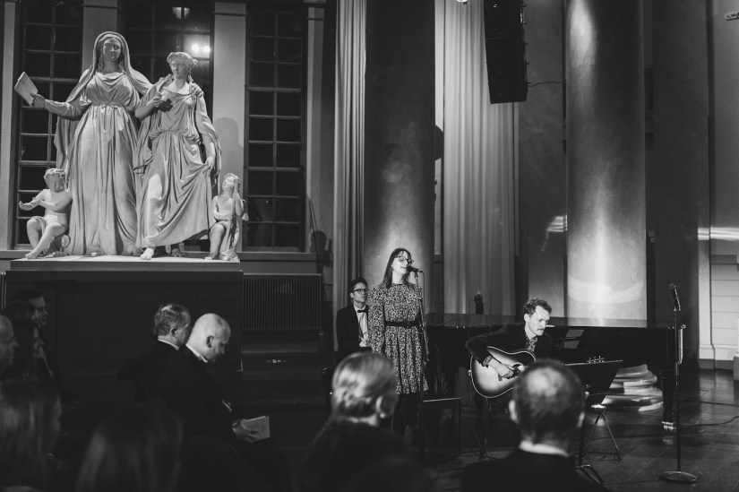 Sångerska och gitarrist till bröllop, dop eller begravning i Stockholm